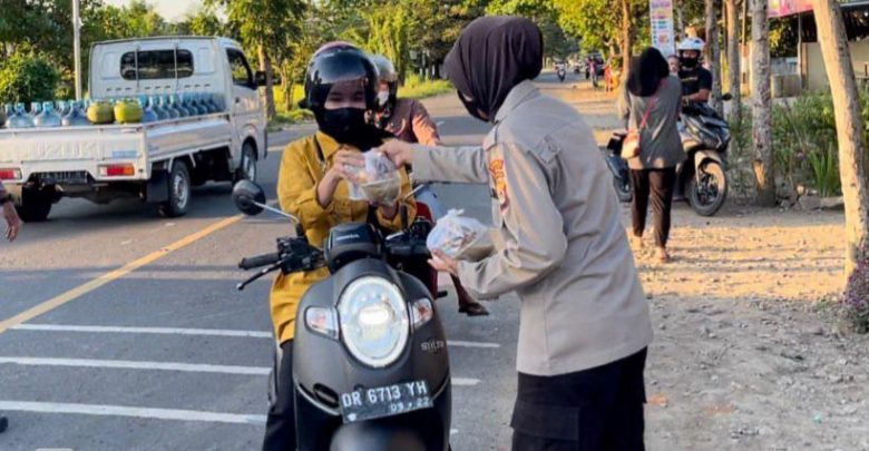 Pembagian Takjil untuk Pengendara yang Melintas didepan Mapolres KSB