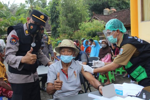 Vaksinator Mobile Lansia Datangi Langsung Lansia di Lombok Barat