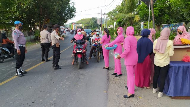 Gandeng Bhayangkari, Polsek Alas Bagikan Takjil Hingga Masker Gratis