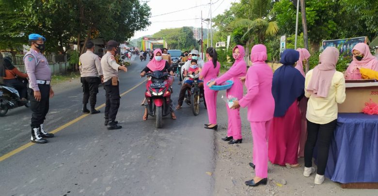 Gandeng Bhayangkari, Polsek Alas Bagikan Takjil Hingga Masker Gratis
