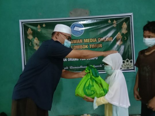 FWMO Santuni Anak Yatim dan Jompo di Desa Waringin, Suralaga