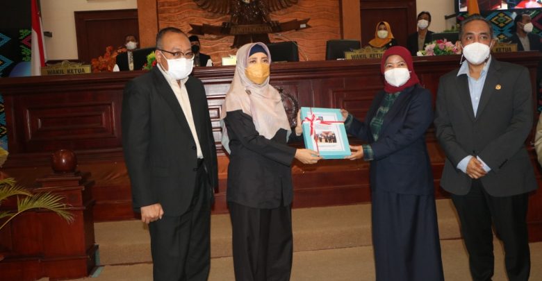 AmpenanNews. Wakil Gubernur NTB Dr. Hj. Sitti Rohmi Djalilah menerima rekomendasi yang disampaikan oleh anggota DPRD Provinsi NTB terhadap kinerja penyelenggaraan pemerintah, pembangunan dan kemasyarakatan yang terkait dengan keberhasilan maupun kekurangan selama menjalankan roda pemerintahan. "Kami sangat menghargai dan memaknai rekomendasi yang disampaikan sebagai wujud kepeduliaan dan kesungguhan dari seluruh anggota DPRD NTB," tutur Ummi Rohmi saat memberikan sambutan pada Rapat Paripurna DPRD Provinsi NTB dengan agenda penyampaian dan penyerahan keputusan DRPD Provinsi NTB tentang rekomendasi DPRD Prov. NTB terhadap Laporan Keterangan Pertanggungjawaban (LKPJ) Gubernur NTB Akhir Tahun Anggaran 2020, yang berlangsung di Kantor DPRD NTB, Selasa (04/05). Rekomendasi yang diberikan DPRD Provinsi NTB berupa saran dan masukan terkait tugas pembantuan dan tugas umum pemerintahan. Ummi Rohmi menuturkan bahwa Pemerintah Provinsi NTB terus melakukan pengkajian terhadap rekomendasi tersebut dan akan ditindaklanjuti sesuai mekanisme dan peraturan perundang-undangan yang berlaku demi optimalisasi kinerja Pemerintah Provinsi NTB kedepan. "Kami akan terus mengoptimalkan pembinaan dan pengawasan yang lebih intensif terhadap seluruh jajaran Pemerintah Daerah Provinsi NTB melalui evaluasi kinerja secara berkelanjutan, " pungkasnya. Sementara itu, Ketua DPRD Provinsi NTB, Baiq Isvie Rupaeda menjelaskan tujuan diberikannya rekomendasi terhadap LKPJ Gubernur NTB Tahun 2020, adalah untuk meningkatkan kinerja pemerintahan yang lebih baik. "Rekomendasi ini untuk memberikan saran, masukan atau koreksi dalam penyelenggaraan pemerintah daerah untuk meningkatkan kinerja pemerintah daerah yang lebih baik dan akuntabel ditahun yang akan datang," tuturnya. Isvie sapaan akrabnya juga menyampaikan bahwa pada rapat paripuran yang telah dilakukan pada tanggal 03 Mei 2021, dimana komisi - komisi DPRD NTB telah menyampaikan laporan dan rekomendasinya atas LKPJ Gubernur NTB dan telah dibacakan keputusan DPRD NTB tentang rekomendasi DPRD NTB terhadap LKPJ Gubernur Tahun 2020. Sesuai pasal 19 Ayat 1 Peraturan Pemerintah Republik Indonesia No. 13 tahun 2019 tentang Laporan dan Evaluasi Penyelenggaraan Pemerintahan Daerah menyebutkan bahwa kepala daerah menyampaikan LKPJ kepada DPRD dalam Rapat Paripurna yang didilakukan satu kali dalam satu tahun paling lambat 3 bulan setelah tahun berakhir.