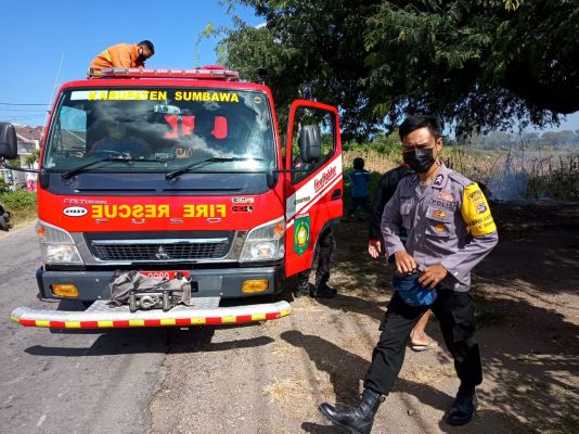 Anggota Polsek Moyo Hilir Bantu Padamkan Kebakaran Rumah Warga
