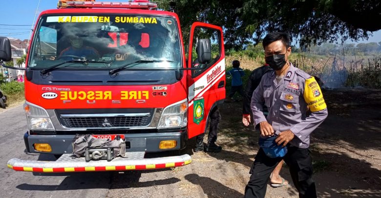 Anggota Polsek Moyo Hilir Bantu Padamkan Kebakaran Rumah Warga