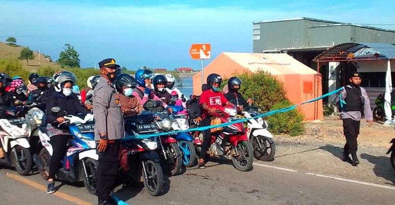 Antrian Panjang di Pelabuhan Poto Tano Menjelang Lebaran Ketupat
