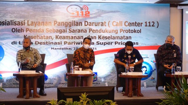 Kini masyarakat NTB dapat mengakses nomor layanan panggilan darurat 112 jika memerlukan bantuan atau penanganan kegawatdaruratan, khususnya yang mengancam keselamatan jiwa manusia. Kementerian Komunikasi dan Informatika Republik Indonesia telah menyiapkan layanan panggilan kedaruratan ini khususnya kepada lima Destinasi Super Prioritas (DSP) di Indonesia, dimana salah satunya di Kawasan Ekonomi Khusus (KEK) Mandalila yang berlokasi di Kabupaten Lombok Tengah. Hal tersebut disampaikan oleh Direktur Jendral Penyelenggaraan Pos dan Informatika, Prof. Ahmad Ramli saat memberikan sambutan dalam acara Sosialisasi Kebijakan Penyelenggaraan Layanan Penggilan Darurat 112 secara Mandiri sebagai Sarana Pendukung Protokol Kesehatan, Keamanan dan Keselamatan di Destinasi Pariwisata Super Prioritas Kawasan Mandalika yang berlangsung di Hotel Novotel Lombok Resort and Villas, Pujut, Kab. Lombok Tengah (25/05). "Pemberian izin penggunaan nomor dan pembukaan akses nomor layanan call center 112 diprioritaskan bagi kabupaten/kota yang mengajukan permohonan kepada Kementerian Kominfo dan siap pembiayaan secara mandiri, baik infrastruktur maupun operasionalnya" tutur Dirjen PPI. Kementerian Kominfo melalui Direktorat Pengembangan Pitalebar akan melakukan pendampingan, termasuk evaluasi kesiapan pemerintah kabupaten/kota yang akan menyelenggarakan call center 112 serta akan berkoordinasi dengan operator telekomunikasi untuk membuka akses nomor 112 di daerah tersebut. "Disamping nomor panggilan darurat 112, kita ketahui bersama bahwa terdapat beberapa nomor kedaruratan lain yang juga aktif di Indonesia, juga nomor Emergency Call yang digitnya masih panjang yang telah beroperasional baik ditingkat kabupaten/kota" tuturnya. Sementara itu, Kepala Dinas Kominfotik Provinsi NTB, Dr. Najamuddin Amy, S.Sos, M.M mengungkapkan bahwa adanya layanan call center sebagai bentuk kehadiran pemerintah ditengah masyarakat. "Call Center sebagai bentuk pelayanan publik yang benar - benar dirasakan masyarakat. Seringkali banyak orang yang bingung akan menghubungi siapa ketika butuh bantuan, entah terkendala pulsa dan sebagainya, dengan adanya Call Centre ini sebagai jawabannya," tutur Kadis Kominfotik NTB. Najamuddin panggilan akrabnya mengaku, bahwa Provinsi NTB memiliki berbagai layanan publik yang sudah beroperasi ditengah masyarakat, seperti NTB Care, yakni kanal komunikasi dan sharing informasi berbasis mobile antara Pemerintah dan masyarakat sekaligus media penanganan pengaduan yang cepat dan mudah. Selain itu, terdapat Sistem Informasi Posyandu (SIP) yang diampu oleh Dinas Pemberdayaan Masyarakat Pemerintahan Desa Kependudukan dan Pencatatan Sipil (Dukcapil) NTB dan Aplikasi Siaga yang diampu oleh Badan Penanggulangan Bencana Daerah (BPBD) NTB. "Semua tidak bisa sendiri, butuhnya sinergitas antara Pemerintah Pusat, Pemerintah Provinsi, Pemerintah Kabupaten, bahkan tanggungjawab keselamatan, tanggungjawab kebencanaan untuk memberikan kenyamanan ditengah masyarakat menjadi tanggung jawab bersama" tutup Najamuddin. Kegiatan ini dihadiri oleh Koordinator Infrastruktur Keperluasan Khusus Pitalebar, Kemkominfo, Asisten Deputi Pengembangan Patiwisata Berkelanjutan, Kemenkomarves, Direktur Sinkronisasi Urusan Pemerintah Daerah II, Kemendagri, Tenaga Ahli Dosen Akademisi ITB, seluruh Dinas Kominfo se - Kabupaten/Kota, BPBD se - Kabupaten/Kota, Kominfo Manggarai Barat dan Kepala BPBD Manggarai Barat.