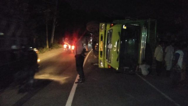 Kecelakaan Lalulintas, Truck Terguling pada Dua Lokasi di Lembar