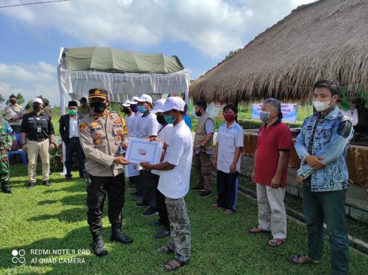 Bupati Launching Kampung Horti dan Penyerahan Kartu Asuransi Tani