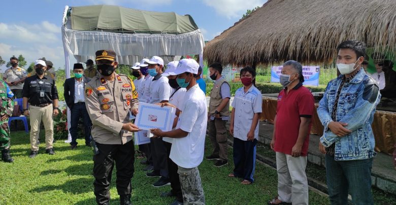 Bupati Launching Kampung Horti dan Penyerahan Kartu Asuransi Tani