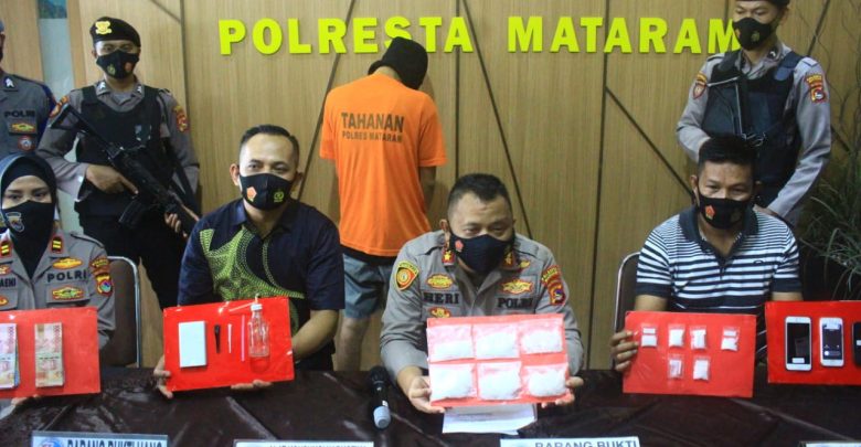 Butuh biaya untuk melunasi utangnya, pria berinisial SF (37) yang berprofesi sebagai penjual pakaian Online, asal Pengempel Indah, Kota Mataram, ini ditangkap karena menguasai barang bukti diduga Narkoba yang jumlahnya cukup besar. "Mengakunya dia terpaksa nyambi jualan sabu untuk membayar utang," ungkap Kapolresta Mataram Kombes Pol Heri Wahyudi, SIK di Mataram, Jumat (28/5/2021). Pengusaha yang juga berprofesi sebagai guru mengaji dan Bahasa Inggris ini ditangkap pada Kamis (27/5) malam. Polisi menangkapnya dengan menjalankan strategi "Undercover buy", yakni dengan penyamaran anggota sebagai calon pembeli. Setelah adanya kesepakatan harga pembelian 25 gram sabu seharga Rp100 juta, SF merencanakan transaksi di salah satu rumah makan yang berada di wilayah Sayang-sayang, Kota Mataram. "Saat transaksi, Tim kami langsung melakukan penggerebekan dan penggeledahan terhadap pelaku," pungkasnya. Hasilnya, ditemukan enam klip plastik bening berisi serbuk kristal putih diduga sabu dengan berat bruto mencapai 31 gram. Telepon genggam milik SF turut diamankan beserta uang tunai diduga hasil transaksi senilai Rp2,3 juta. "Setelah itu, pengembangan berlanjut ke rumah pelaku yang berada di wilayah Pengempel Indah," ucapnya. Dari penggeledahan di rumah SF, jelas Heri, petugas menemukan dua Ons barang diduga sabu dalam klip plastik ukuran besar. Ada juga barang bukti yang menguatkan peran SF sebagai pengedar, seperti timbangan Digital, bundelan klip plastik beragam ukuran, dan juga pipet plastik yang ujungnya berbentuk runcing. Pelaku yang kini telah mendekam di balik jeruji besi di Mapolresta Mataram mengaku bahwa barang haram tersebut dia dapatkan dari wilayah Lombok Timur. "Dia mengakunya beli di Lombok Timur dan dijual lagi di Mataram. Untuk satu gramnya, dia beli Rp1,25 juta dan jual lagi seharga Rp1,4 juta," kata Kasat Narkoba Polresta Mataram, AKP Yogi Purusa Utama, SIK. Terkait dengan sumber barang yang disebutkannya, Heri memastikan bahwa kasus ini akan terus berkembang di lapangan dengan memburu pemasok barang haram tersebut. Kepada penyidik, SF mengaku terpaksa menjual sabu untuk melunasi utangnya. Meskipun demikian, SF yang diamankan dengan barang bukti diduga sabu kini terancam pidana seumur hidup atau hukuman mati sesuai dengan Pasal 112 Ayat 2 dan atau Pasal 114 Ayat 2 Undang-Undang RI Nomor 35/2009 tentang Narkotika. "Jadi untuk selanjuntya, pengembangan terus dilakukan, dan kita akan uji keabsahan dari barang bukti serbuk kristal putih yang diduga sabu ini di laboratorium," ujarnya.