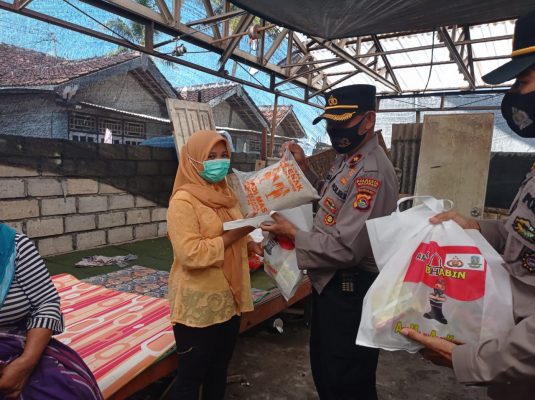 Satbinmas Salurkan Paket Sembako Kepada Warga Terdampak Banjir Rob