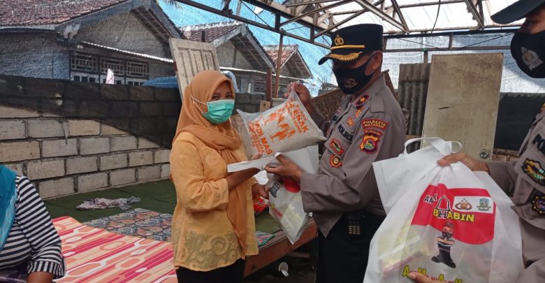 Satbinmas Salurkan Paket Sembako Kepada Warga Terdampak Banjir Rob