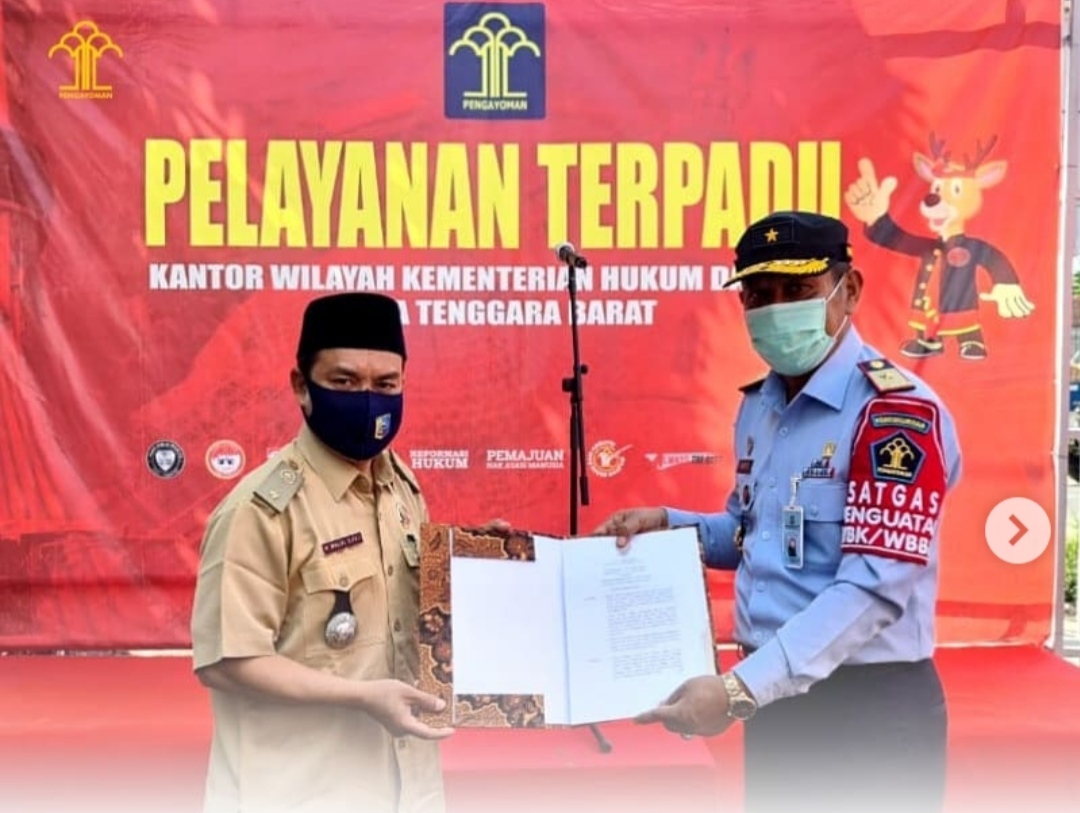 Penyerahan SK Penetapan Desa Binaan Sadar Hukum di Lombok Barat
