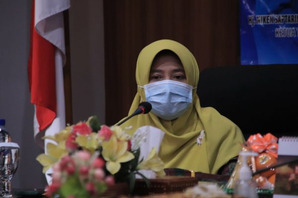 Hj. Niken, Masyarakat Antusias Ikuti Posyandu Keluarga