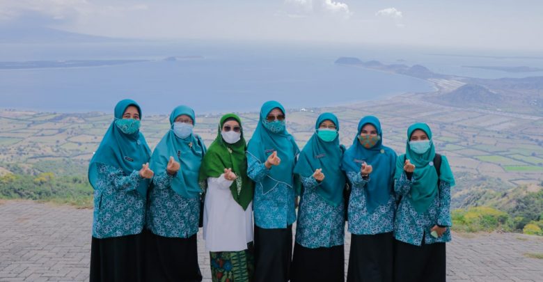 Hj. Niken Nikmati Keindahan Rinjani dari Puncak Mantar