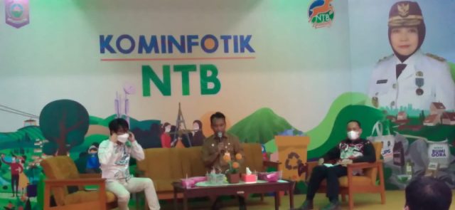 Pemerintah Provinsi NTB melalui Dinas Kominfotik dan Komisi Penyiaran Daerah Indonesia Daerah (KPID), menggelar sosialisasi untuk mendorong percepatan Pelaksanaan teknis penghentian Analog Switch Off (ASO) atau digitalisasi penyiaran di NTB, Senin (28/6/2021) di Aula Gemilang Dinas Kominfotik. Mengawali kegiatan sosialisasi  dan diskusi yang dikemas dalam "Sharing Session",  Kadis Kominfotik NTB Dr. Najamamuddin Amy, S. Sos., MM., menegaskan pemerintah daerah berkomitmen mendukung upaya migrasi TV ke analog ke TV digital sejak awal. "Apalagi Dinas Kominfotik NTB merupakan representasi Kemenkominfo RI di daerah, harus secara masif memperkenalkan perubahan teknologi dalam pertelevisian," kata Bang Najm. Untuk itu, perlu terus dibangun kesadaran bersama baik pemerintah dan lembaga penyiaran di daerah duduk bersama menyatukan persepsi untuk mendiskusikan semua persoalan tentang ASO, demi kemajuan NTB yang lebih Gemilang. "Wadah dan forum seperti ini harus rutin kita adakan untuk dapat mencairkan semua hal,"ucap mantan Karo Humas NTB didepan 20 pimpinan lembaga penyiaran se-NTB. Sementara itu, Komisioner KPI Pusat, Mohamad Reza mengapresiasi upaya dan langkah Dinas Kominfotik dan KPID NTB dalam melakukan percepatan migrasi TV digital. "Kami akui NTB ini merupakan provinsi yang sering melakukan sosiasialisasi dan mendorong lembaga penyiaran di daerah untuk segera migrasi ke tv digital,"ujar Reza. Bahkan, ungkap pria asal Makasar ini, bahwa gagasan dan ide migrasi TV Digital ini, kita diskusikan beberapa tahun lalu ketika Rakor KPI Pusat di NTB. "Maka saya yakin NTB akan cepat melakukan migrasi," tutupnya. Hal sama dikatakan Kepala TVRI Stasiun NTB, Sanny Damanik, S.Pd., M.I.Kom, menjelaskan terus berkomunikasi dengan Bang Najm sejak awal pindah. "Banyak hal kita bicarakan, terlebih persoalan sosialisasi migrasi tv digital ini,"ungkap wanita yang baru 3 bulan menjabat sebagai Kepala TVRI NTB. Pihaknya sebagai lembaga TV pemerintah juga mulai dari pusat hingga daerah terus mengedukasi Kabupaten/Kota agar menyiapkan diri ke transformasi teknologi. "Kami turun langaung ke Kepala Daerah dan tanggapannya cukup baik,"jelasnya. Diskusi yang dipandu oleh ketua KPID Yusron Saudi, ST., M.Pd menghadirkan seluruh pimpinan lembaga penyiaran.