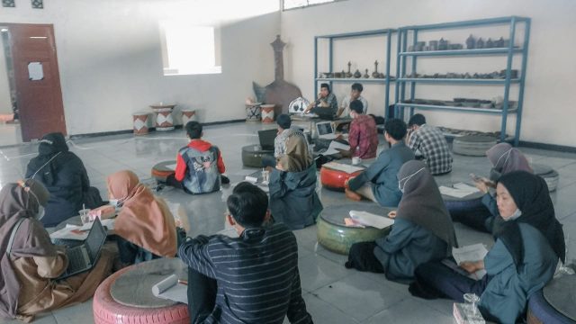 Pelatihan Desain Grafis oleh Pokdarwis Sekar Kedaton
