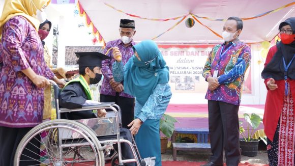 Hj. Niken Wisuda 34 ABK di Sekolah Luar Biasa 2 Mataram