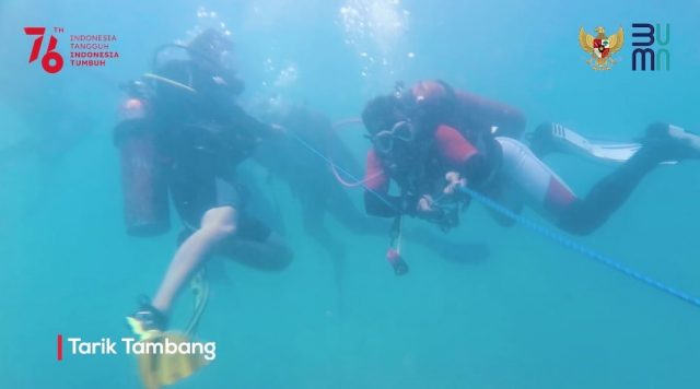 Penyelam BUMN NTB Meriahkan HUT RI Ke-76 Dari Dalam Laut Senggigi