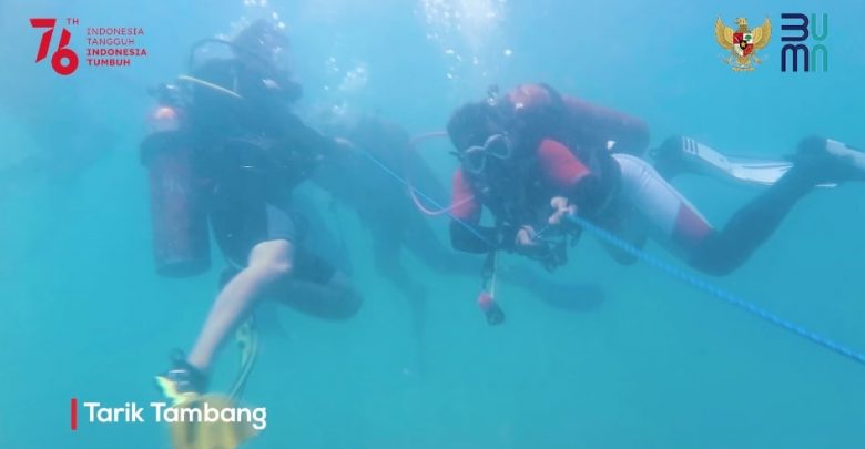 Penyelam BUMN NTB Meriahkan HUT RI Ke-76 Dari Dalam Laut Senggigi