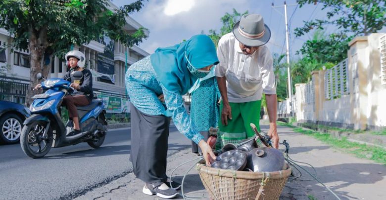 Terima Paket Sembako, Pedagang Apresiasi Bantuan dari Ibu Niken