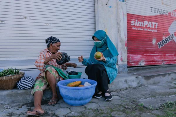 Pedagang Lansia Dapat Bantuan Sembako dari Ketua TP PKK NTB