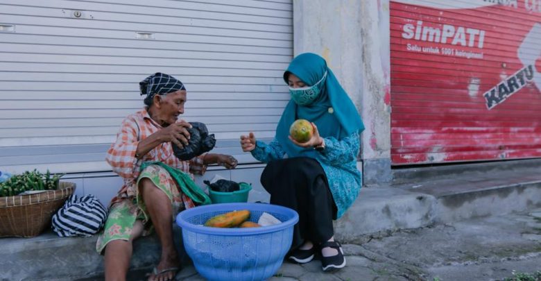Pedagang Lansia Dapat Bantuan Sembako dari Ketua TP PKK NTB