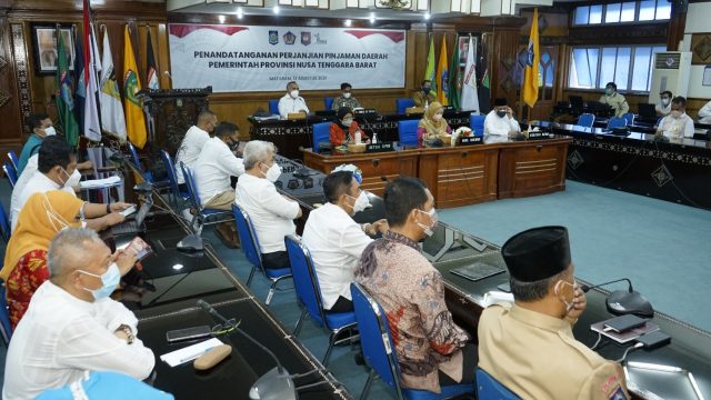 Gubernur NTT dan NTB Tandatangan Pinjaman PT. SMI