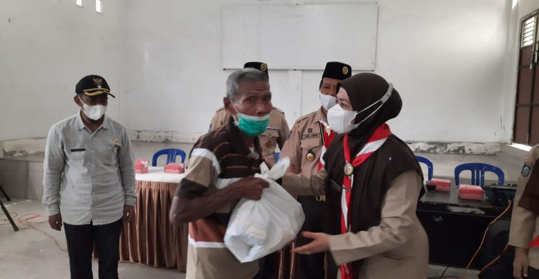 Kwarran Gerakan Pramuka Selong Salurkan Paket Sembako