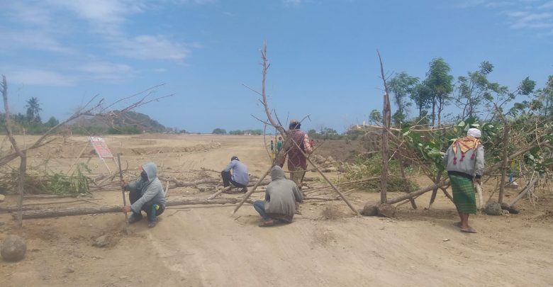 Warga Desa Sengkol Blokir Jalan Bypass Sirkuit Mandalika