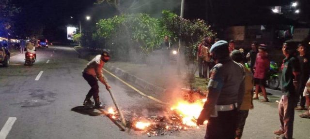 Motor Penjambret di Kota Bima Dibakar Warga