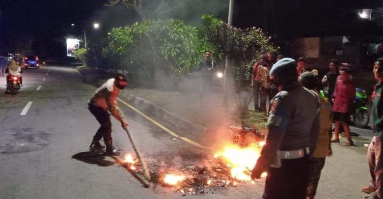 Motor Penjambret di Kota Bima Dibakar Warga