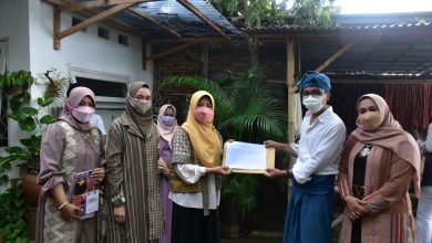 Kunjungi Desa Ungge, Hj. Niken Serahkan Bantuan Kepada Pengrajin