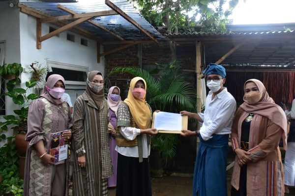 Kunjungi Desa Ungge, Hj. Niken Serahkan Bantuan Kepada Pengrajin