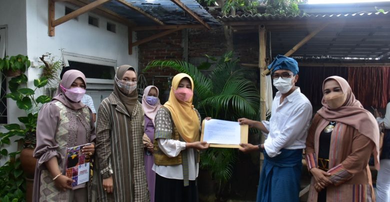 Kunjungi Desa Ungge, Hj. Niken Serahkan Bantuan Kepada Pengrajin