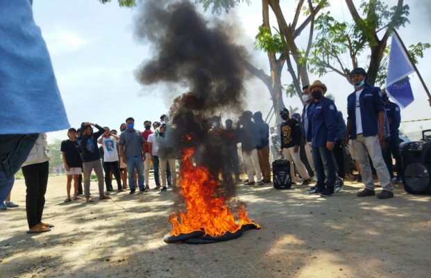Karang Taruna Kecamatan Gelar Aksi Protes didepan Sirkuit Mandalika