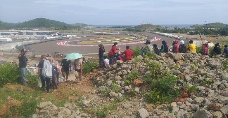 Bukit Masih Menjadi Primadona Tempat Menonton Warga di Hari Ke 3 Pra Musim MotoGP