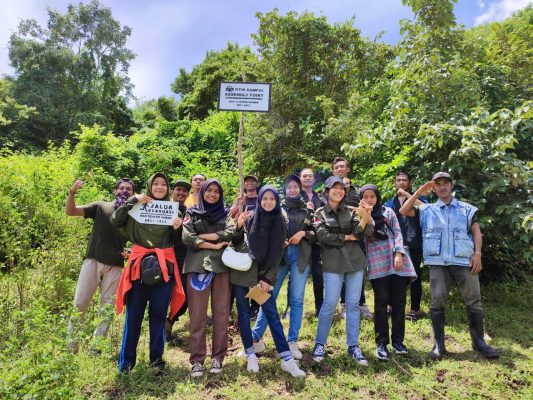Mahasiswa KKN Tematik Unram Diapresiasi Masyarakat Desa Gili Gede Indah dalam Pembuatan Jalur Evakuasi
