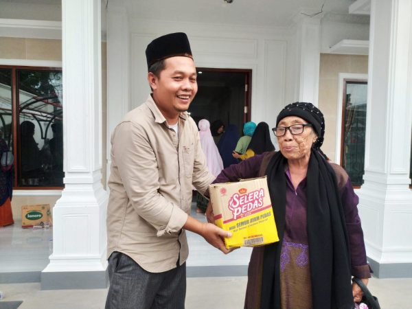 Lalu Ahyar Bagikan 300 Paket Sembako untuk Lansia dan Anak Yatim