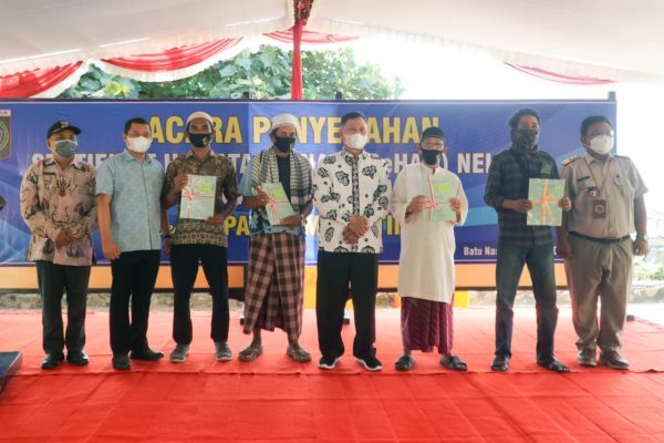 Bupati Lotim Serahkan secara simbolis SeHAT Nelayan Batu Nampar Selatan