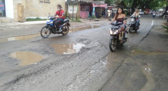 H-1 MotoGP, Kedatangan Pembalap, Jalan Desa Kuta Masih Becek