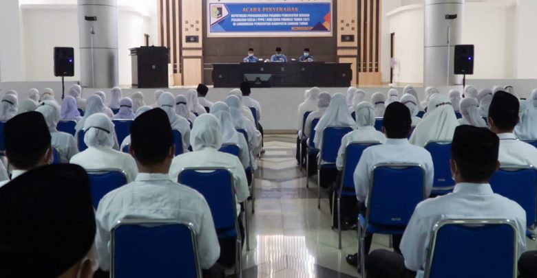 Sekda Lotim Serahkan Secara Simbolis Keputusan Pengangkatan 87 PPPK