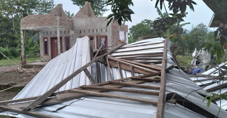 Angin Puting Beliung Robohkan Rumah Salah Satu Warga Desa Serage