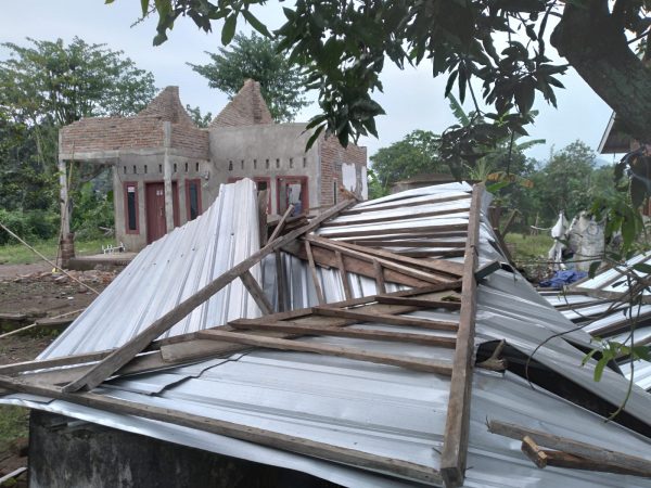 Angin Puting Beliung Robohkan Rumah Salah Satu Warga Desa Serage
