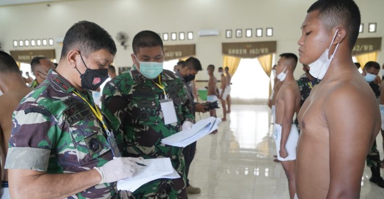 Danrem 162 /WB Pimpin Sidang Parade Penerimaan Prajurit Tamtama TNI-AD