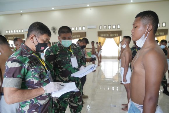 Danrem 162 /WB Pimpin Sidang Parade Penerimaan Prajurit Tamtama TNI-AD