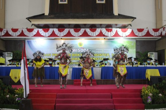 Mahasiswa Papua Tampil Memukau di Wisuda Universitas Mataram