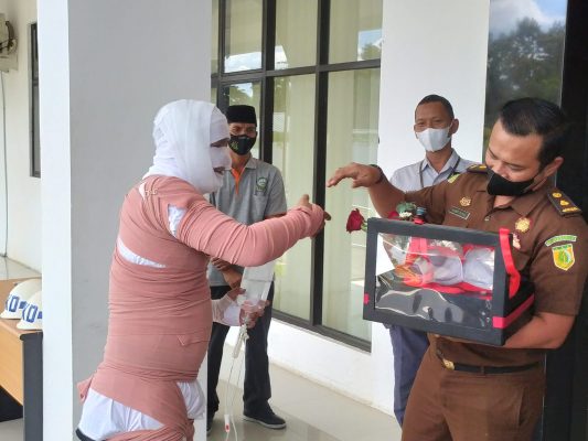 Penanganan Kasus BLUD Lamban, Kejari Praya Terima Parsel BH dan CD