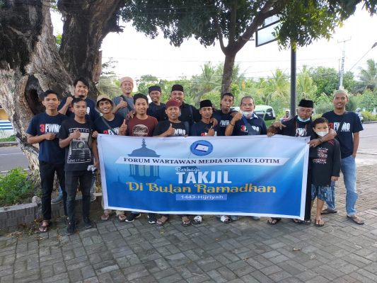 Forum Wartawan Media Online Lotim Berbagi Takjil