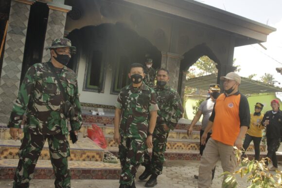 Kasrem 162/WB, Tinjau Kegiatan Gotong Royong di Desa Mareje
